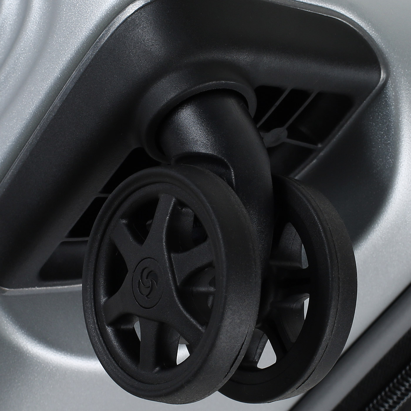 Чемодан средний M из поликарбоната Samsonite Nuon