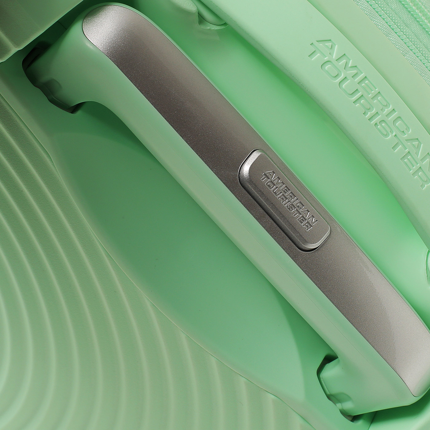 Чемодан для ручной клади из полипропилена American Tourister Soundbox