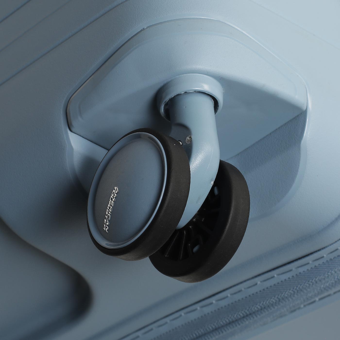 Чемодан средний M из полипропилена American Tourister Fastforward