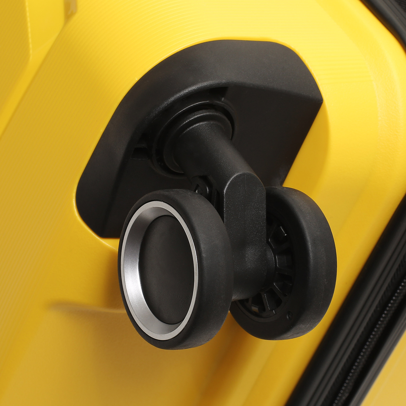 Чемодан средний M из полипропилена Sun Voyage Elite