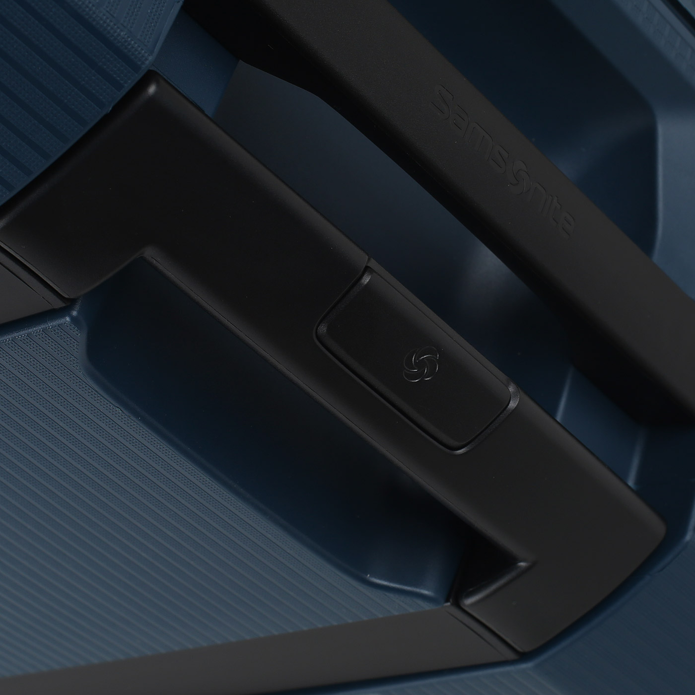 Чемодан средний M из полипропилена с кодовым замком Samsonite Magnum ECO