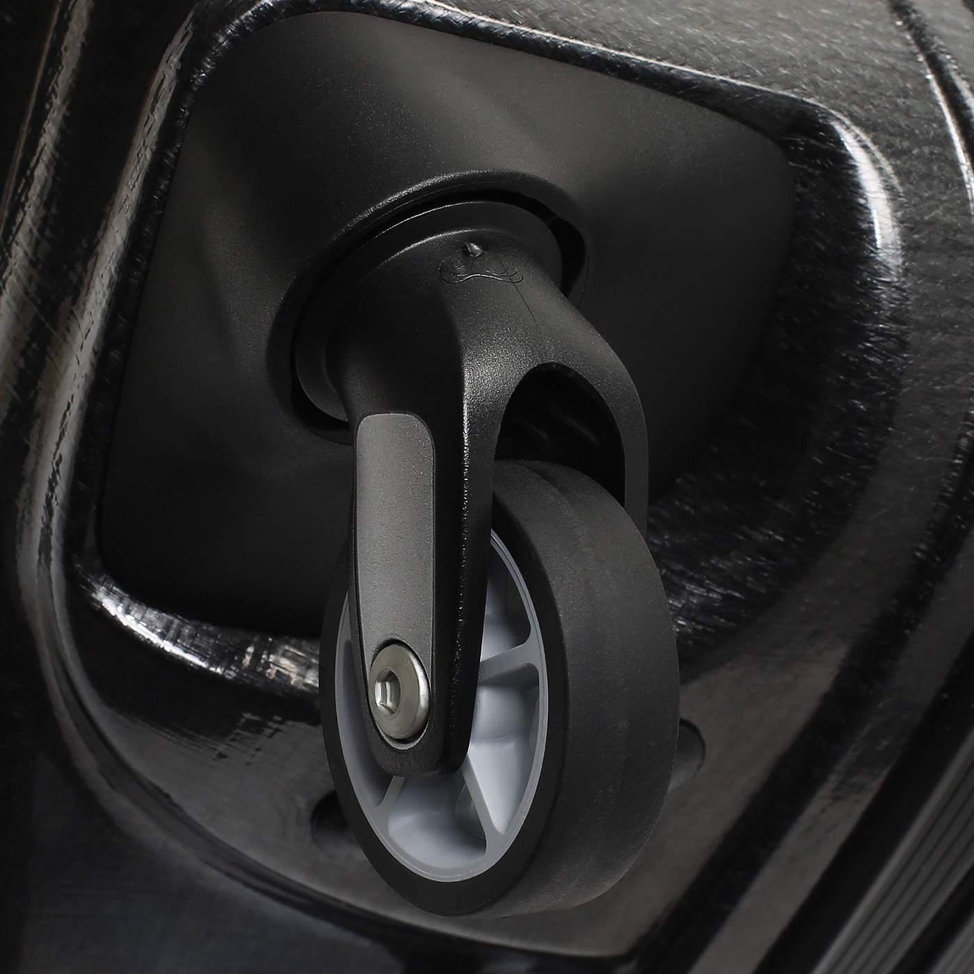 Чемодан средний M из материала Curv Samsonite Lite-Shock