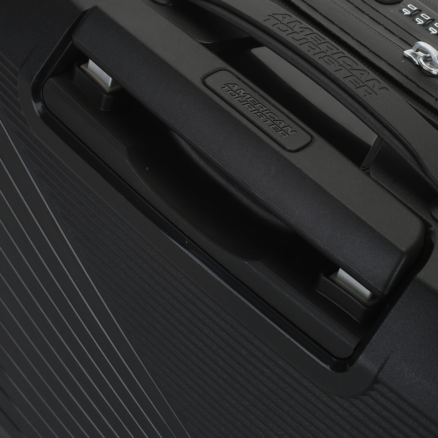 Чемодан для ручной клади из полипропилена с кодовым замком American Tourister Airconic