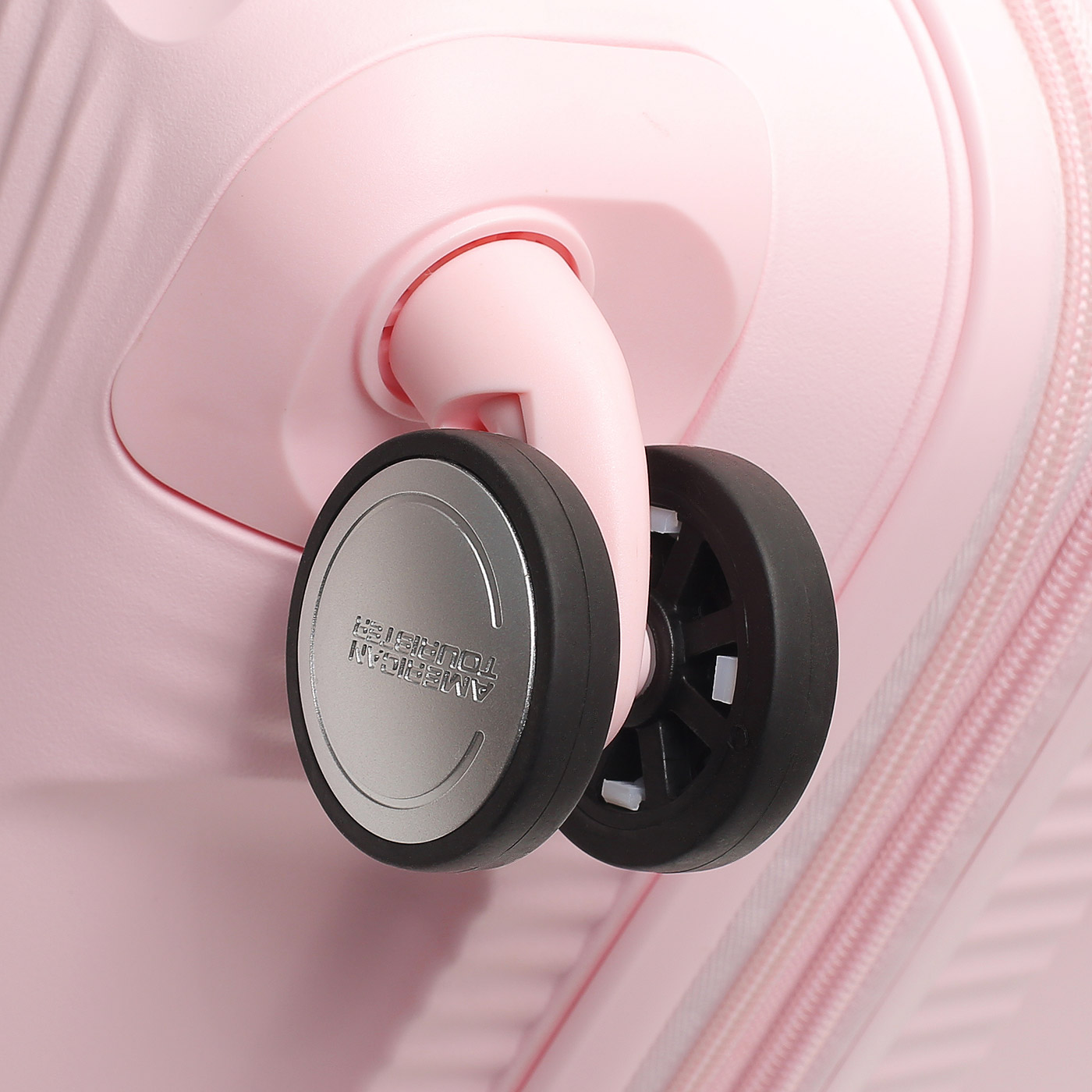 Чемодан средний M из полипропилена American Tourister Soundbox