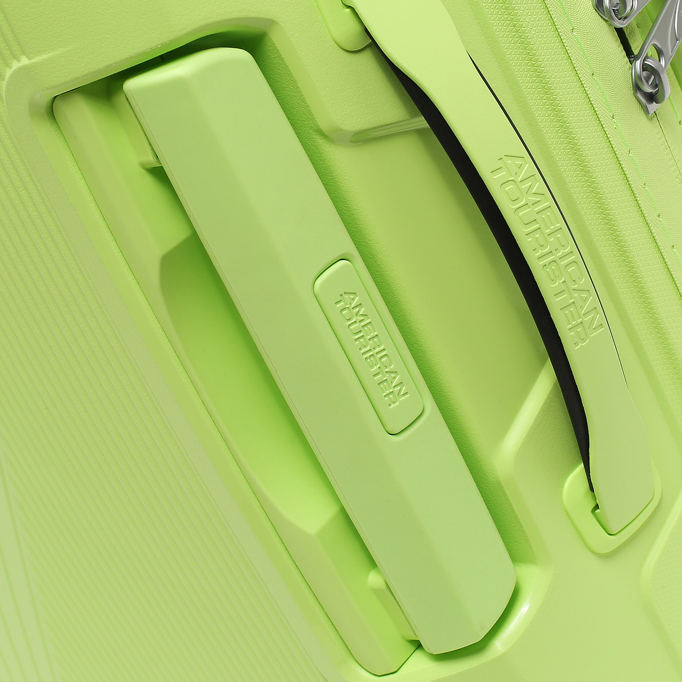Чемодан средний M из полипропилена American Tourister Airconic