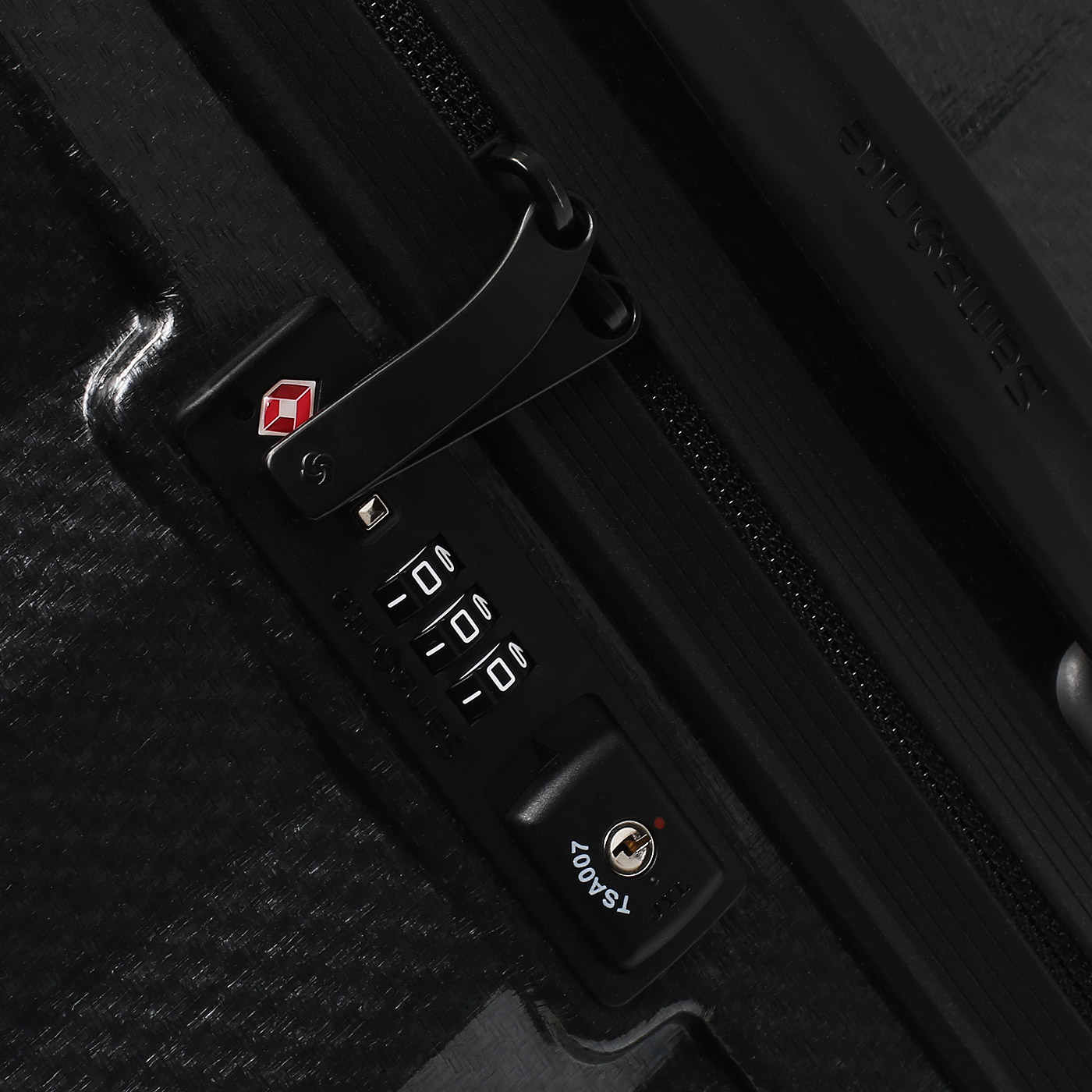 Чемодан большой L из материала Curv Samsonite Lite-Shock